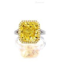  6.60克拉 枕垫型 彩黄色 钻石 配 钻石戒指