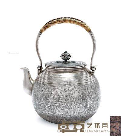  平成时代 服部造˙锤目纹˙银壶 高20cm；宽17cm