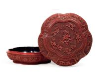 * 清18世纪 剔红折枝瑞果纹梅花式盒
