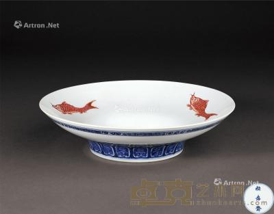 * 清康熙 青花矾红彩三鱼纹折腰盘 直径26.5cm