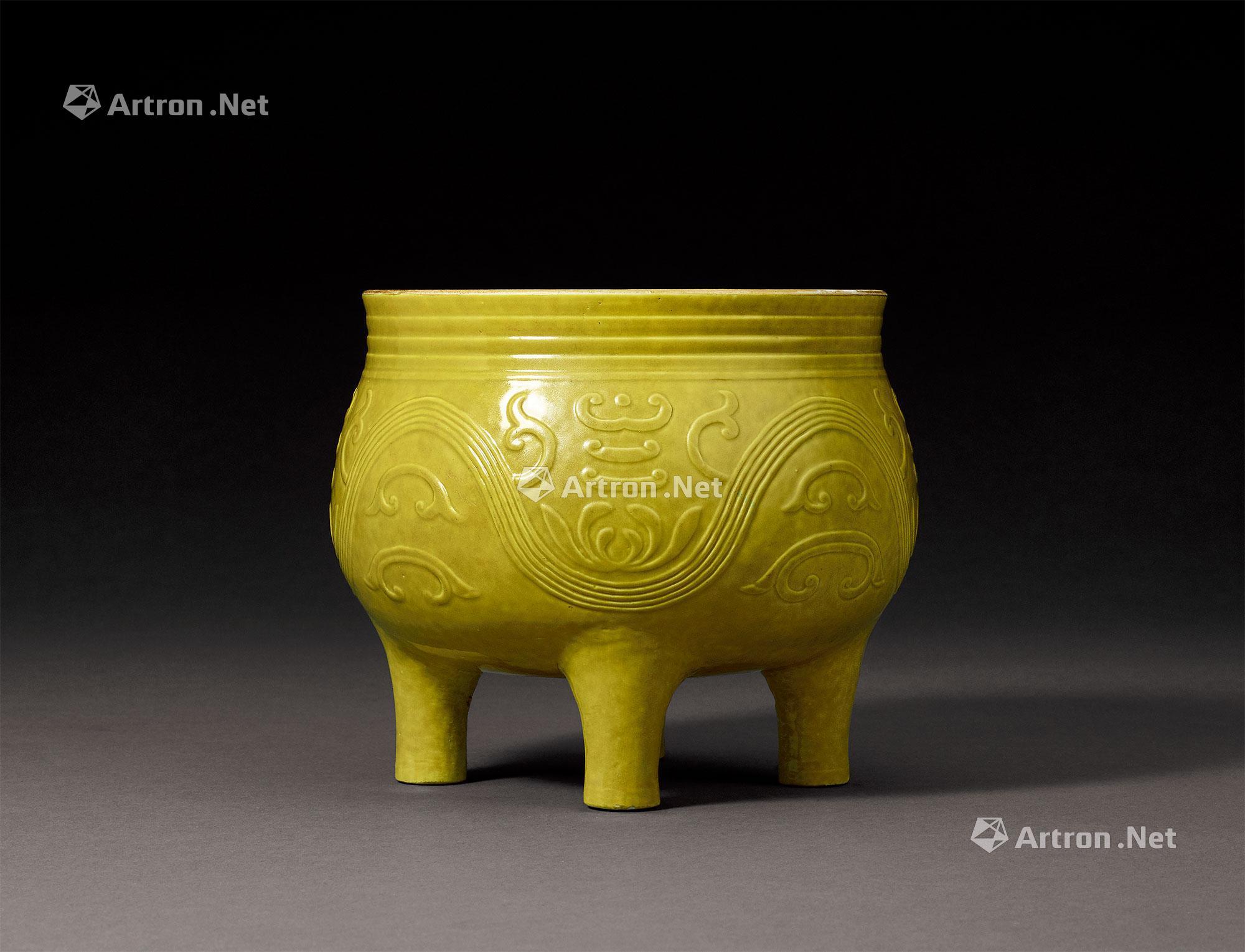 清光绪/宣统 黄釉浮雕窃曲纹四足鼎 16.3×13.6cm