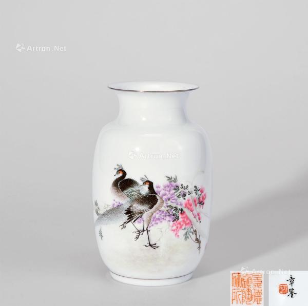  六十年代 孔雀花卉粉彩薄胎瓶