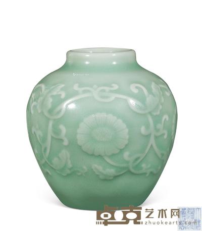 清道光 粉青釉模印缠枝菊花小罐 高9.5cm