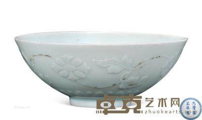  清雍正 粉青模印花卉碗 直径11.5cm