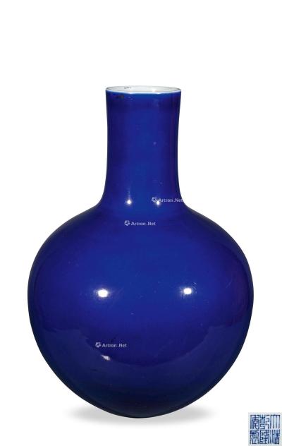  清乾隆 霁蓝釉天球瓶