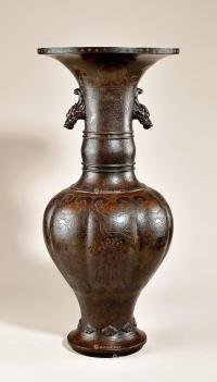  清早期 铜睚眦耳暗八仙纹大瓶