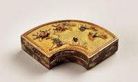  清中期 扇形斑铜鎏金山水花鸟纹香盒