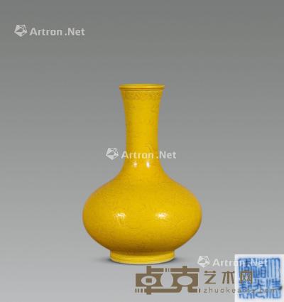  清 黄釉暗刻龙纹瓶 高13.5cm
