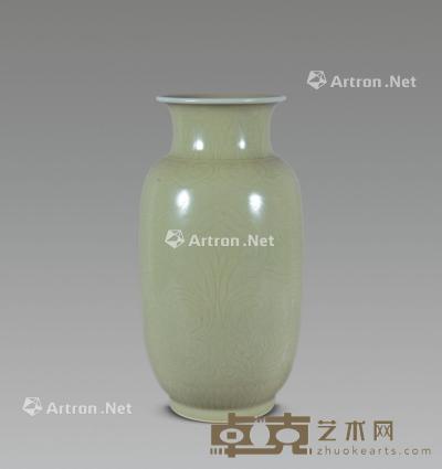  清 豆青暗刻灵芝纹灯笼瓶 高38cm
