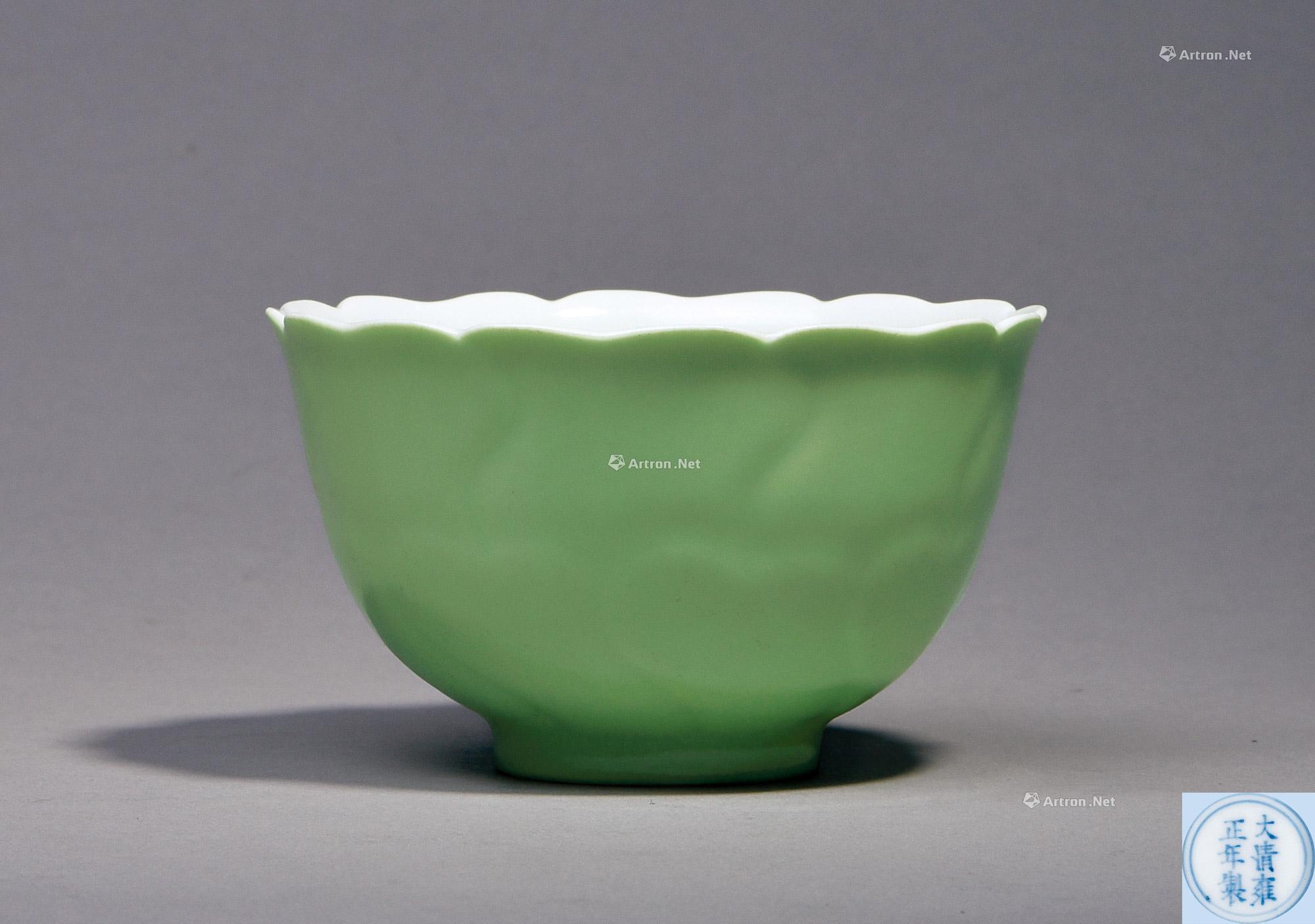 * 清雍正 秋葵绿釉花口茶碗